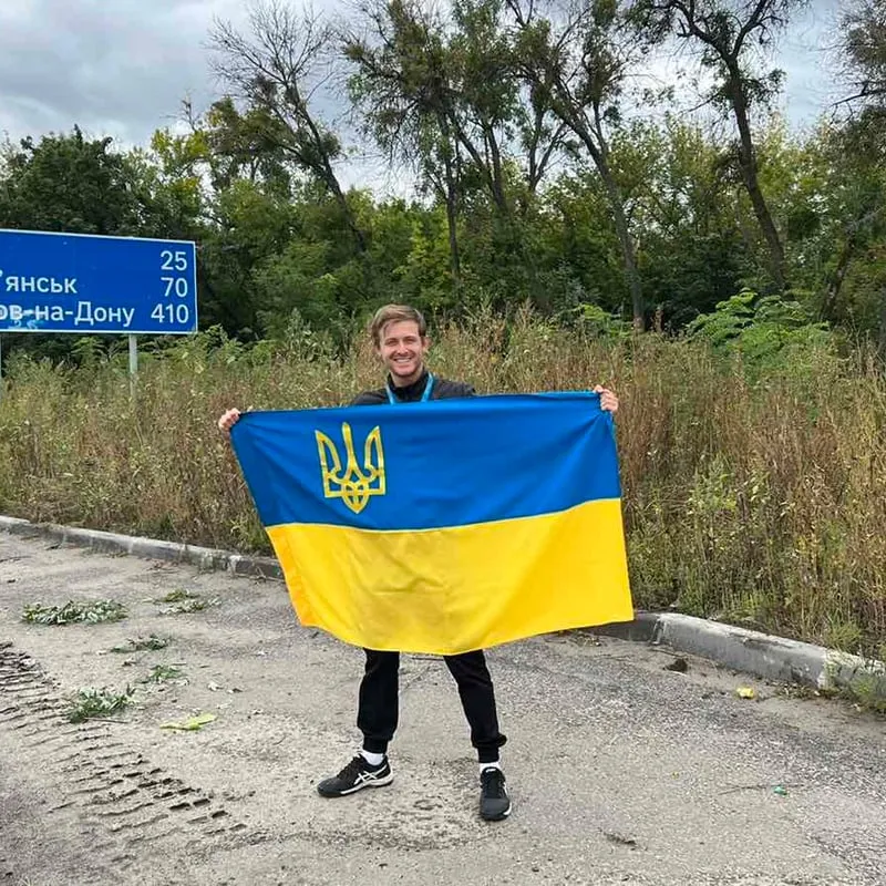 Holding the Ukrainian flag on the road